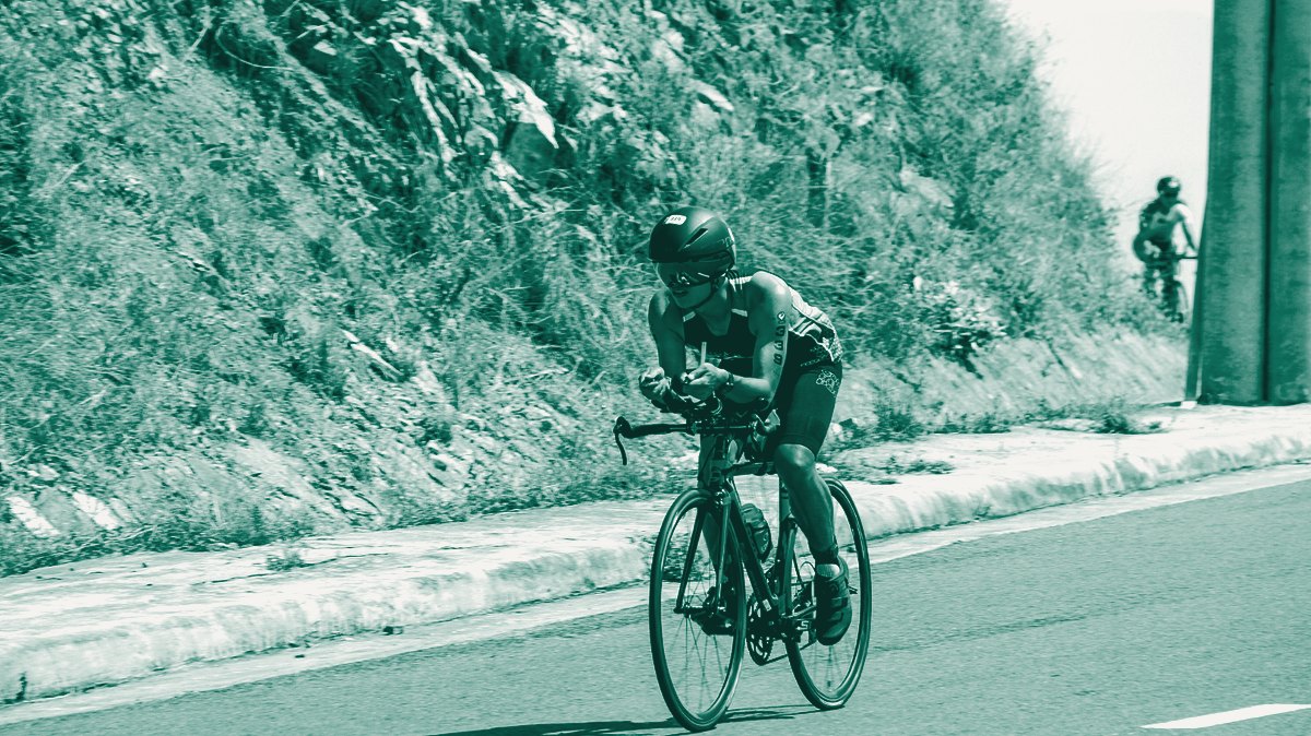 Triathletin in Aeroposition auf der Zeitfahrmaschine